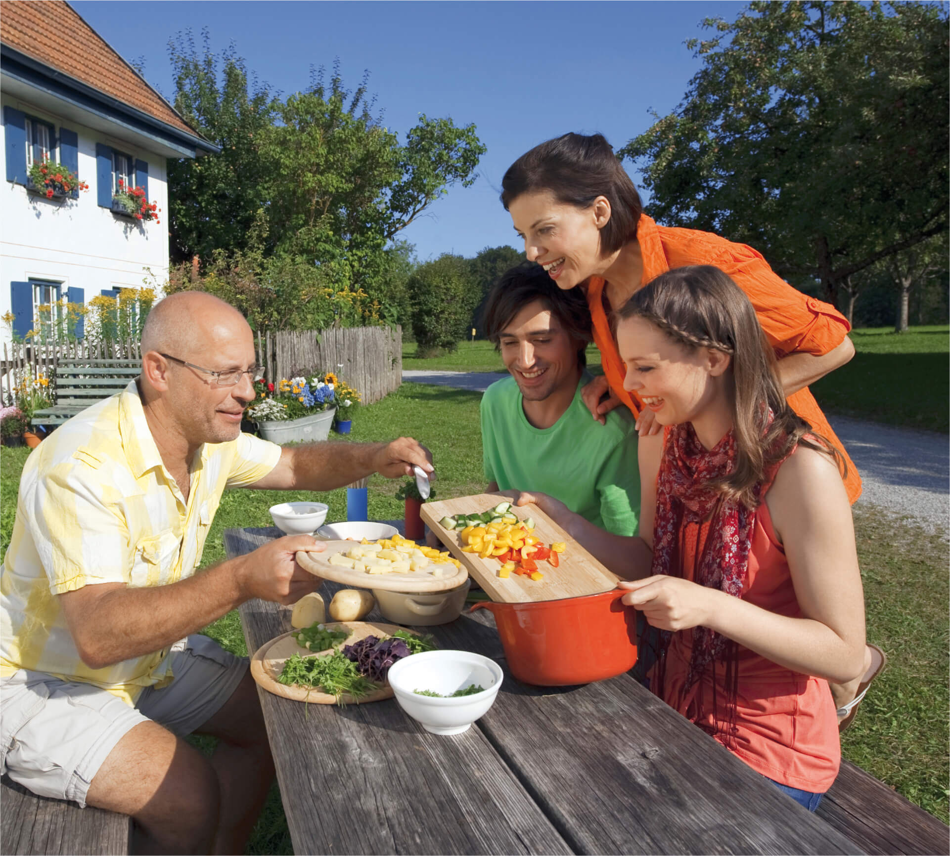 Familie im Garten bei der Essenszubereitung